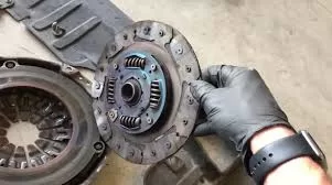 بوی صفحه کلاچ نشانه چیست؟