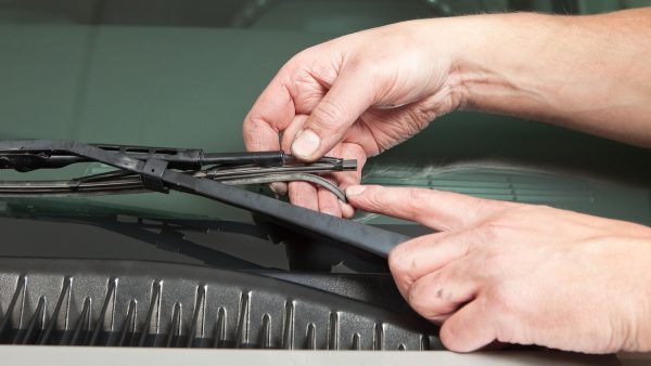 بهترین زمان تعویض تیغه‌های برف پاک کن کدام است؟